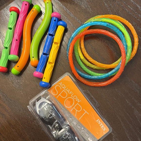 Water toys and brand new goggles - Picture 1 of 1